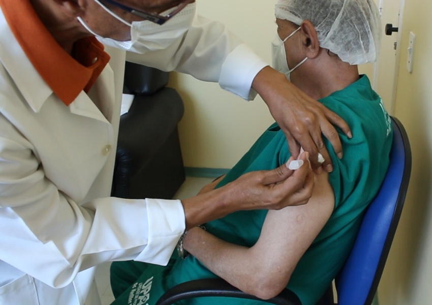 Livramento: Médico Valdemir Teixeira foi o primeiro vacinado com a primeira dose da vacina Coronavac