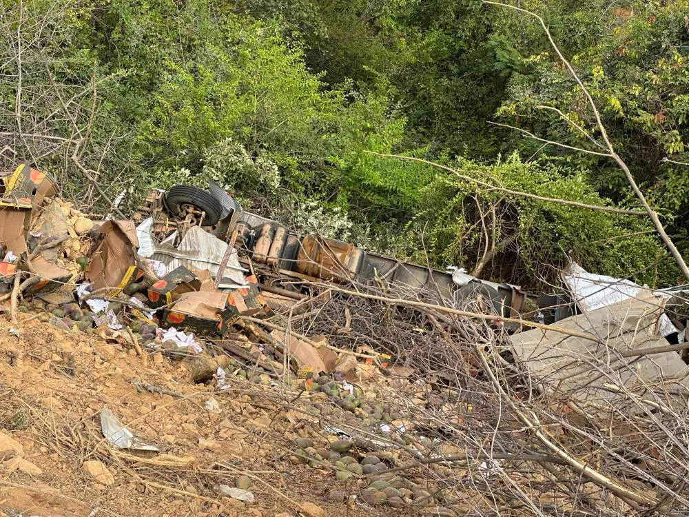 Caminhão carregado com mangas tomba na BA-148, em Livramento; motorista sai ileso