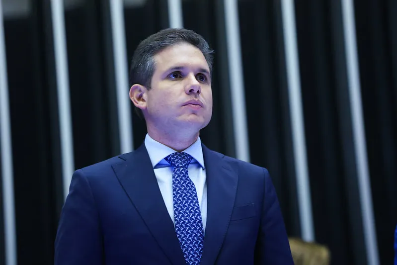 Presidente da Câmara rejeita anistia total e critica Eduardo Bolsonaro