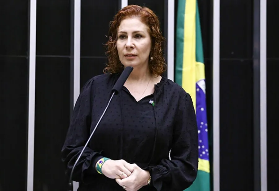 Carla Zambelli renuncia ao mandato após decisão do STF e acordo na Câmara