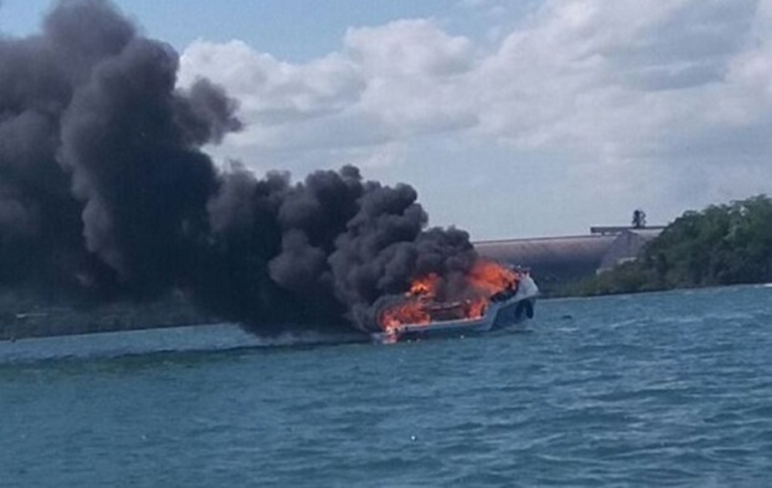 Lancha pega fogo na Baía de Aratu, em Salvador