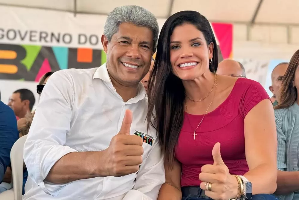 Ao lado de Jerônimo, secretária Larissa Moraes entrega sistema de abastecimento de água em Dom Basílio
