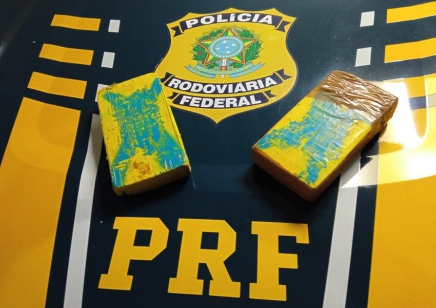 Jovem é presa com mais de 2kg de cocaína em ônibus na BR-116