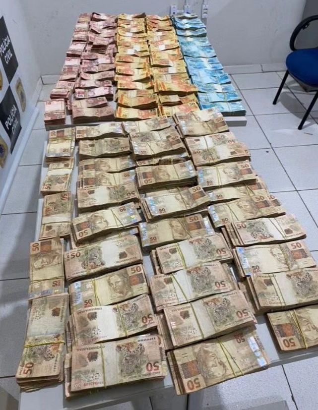 Bom Jesus da Lapa: Rondesp Meio Oeste intercepta veículo e apreende R$ 459 mil em espécie