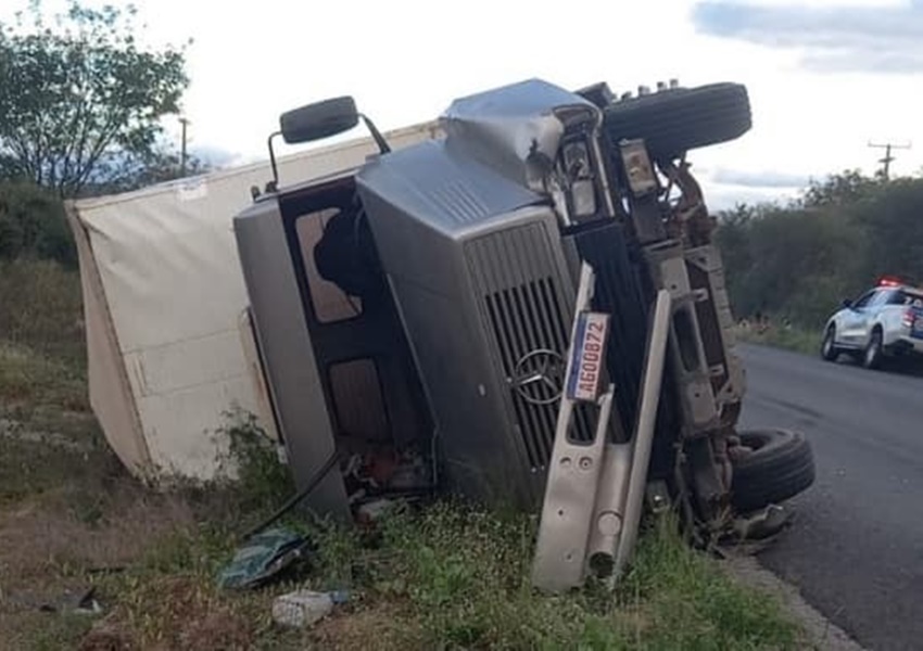 Caminhão tomba em trecho da Chapada Diamantina e parte de carga é saqueada