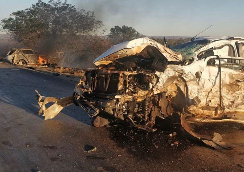 Ibotirama: Três pessoas morrem carbonizadas após carro pegar fogo em acidente envolvendo dois veículos