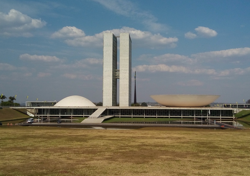 Maioria dos deputados do Centrão esconde o partido nas redes sociais