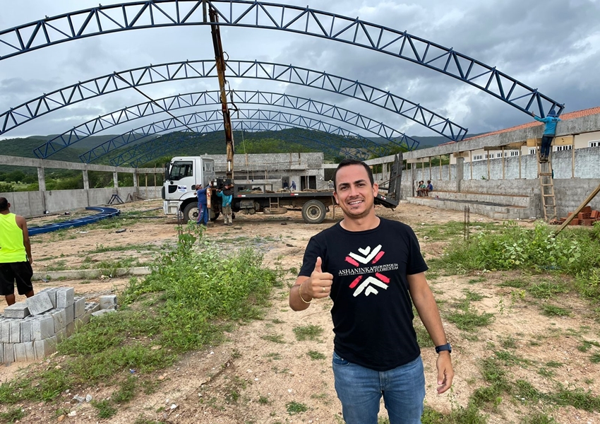 Prefeito de Ituaçu vistoria obra de ginásio de esportes