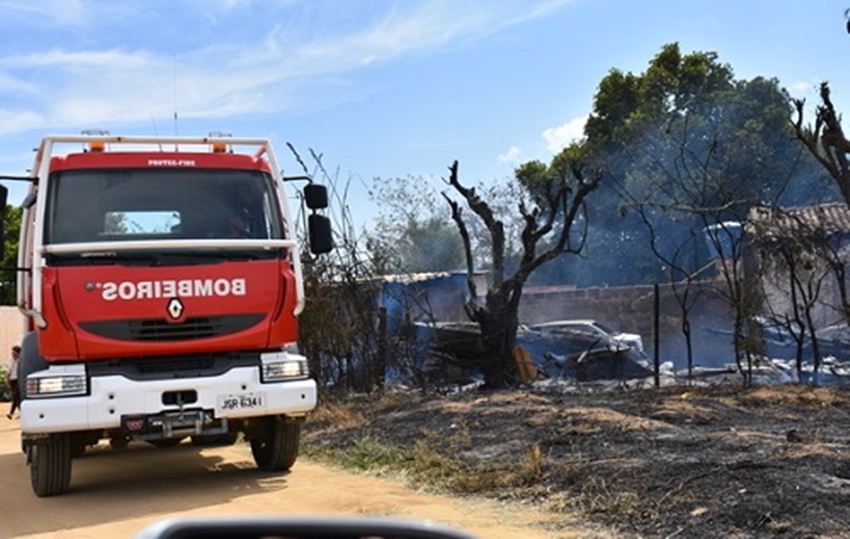 Incêndio atinge oficina e destrói jet skis, lanchas e carro em Vitória da Conquista