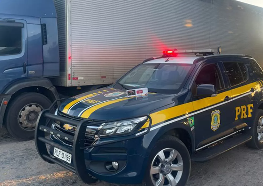 Guanambi: PRF apreende 25 mil maços de cigarro paraguaio escondidos em caminhão baú