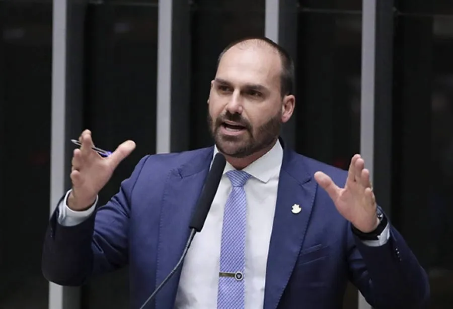 PGR afirma que deputados não podem pedir prisão de Eduardo Bolsonaro