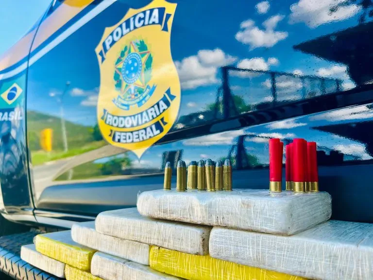 PRF apreende 15 kg de cocaína e munições em veículo na BR-116, em Jequié