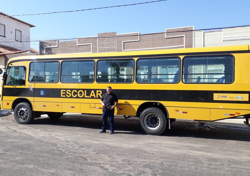 Prefeitura de Livramento recebe ônibus escolar do FNDE