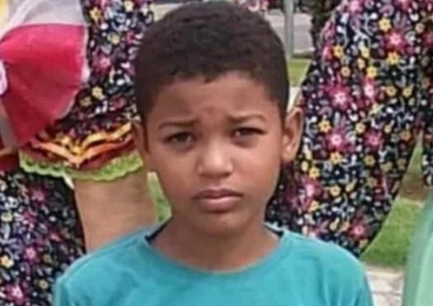 Criminosos invadem casa e matam homem e menino de 8 anos