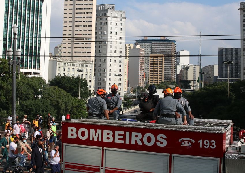 Parentes, amigos e apoiadores se despedem de Bruno Covas