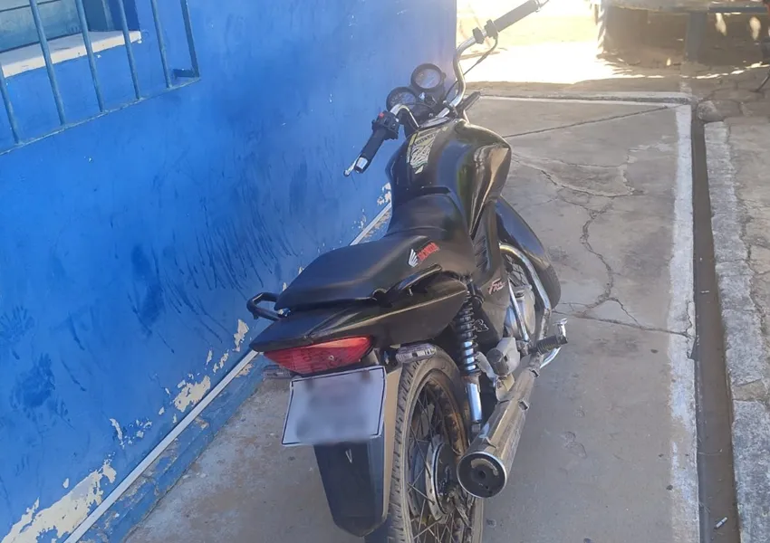 Polícia Militar recupera motocicleta roubada durante abordagem em Livramento de Nossa Senhora