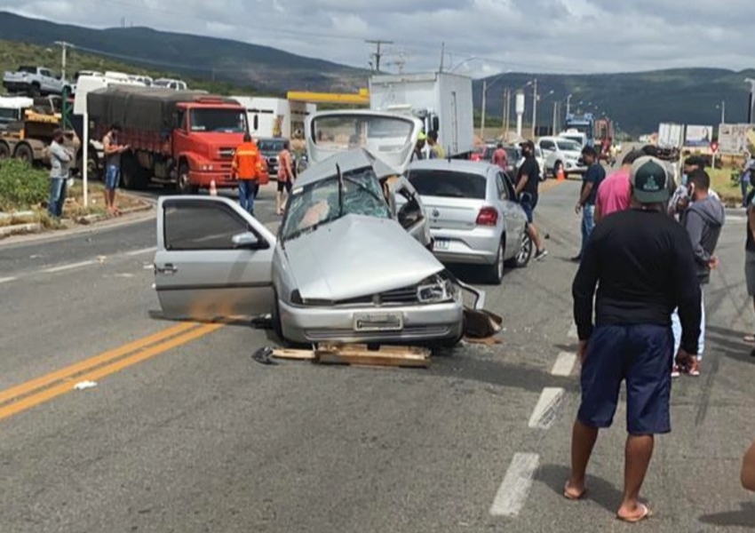 Batida entre carro e caminhão deixa dois mortos e três feridos na Bahia; vítimas eram da mesma família