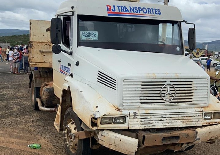 Batida entre carro e caminhão deixa dois mortos e três feridos na Bahia; vítimas eram da mesma família