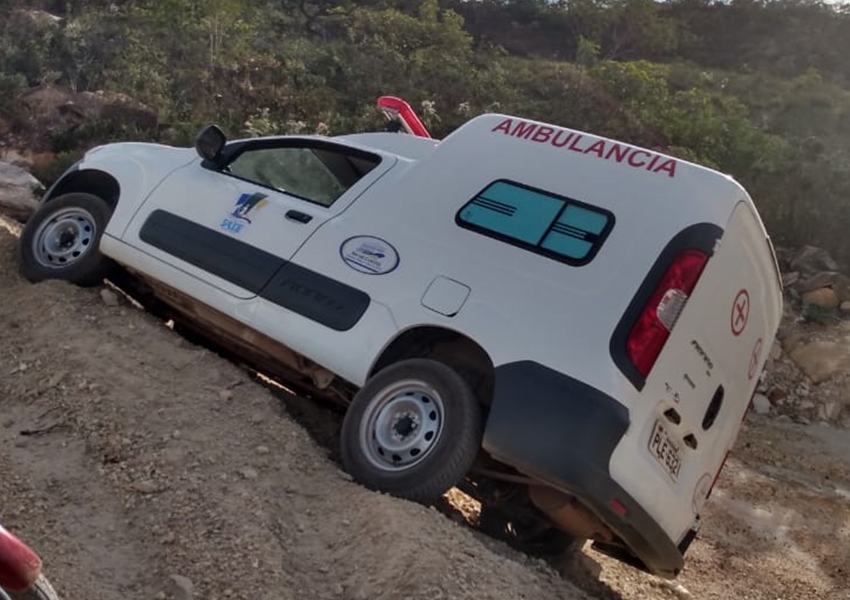 Ambulância que pertence o município de Rio de Contas quase tomba em estrada vicinal