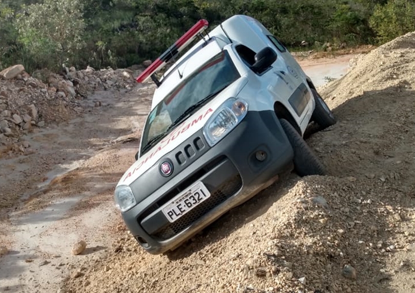 Ambulância que pertence o município de Rio de Contas quase tomba em estrada vicinal