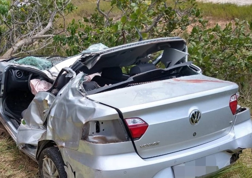 Homem morre e sobrinho de 12 anos fica ferido após carro bater em árvore em rodovia do Litoral Norte da BA