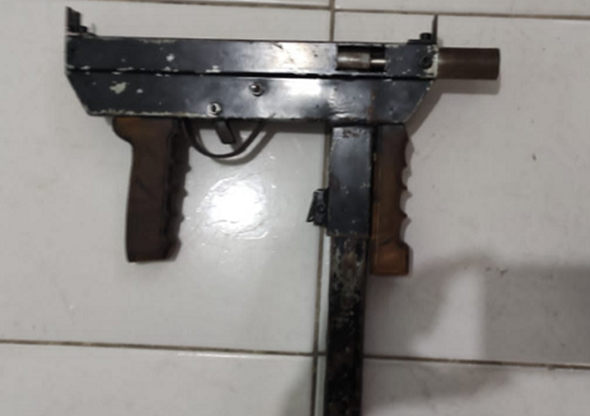 PMs são presos após serem flagrados negociando venda de submetralhadora em Salvador