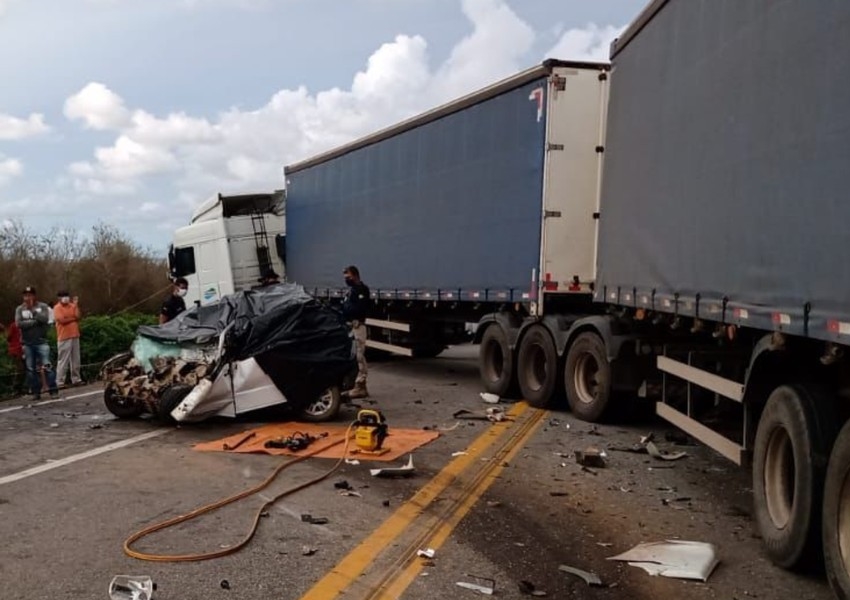 Vitória da Conquista: Acidente entre carro e carreta deixa quatro mortos