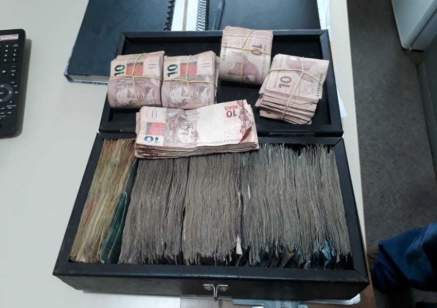 Homem é preso com R$ 11 mil, droga, arma e mais de 500 cuecas falsas dentro de casa