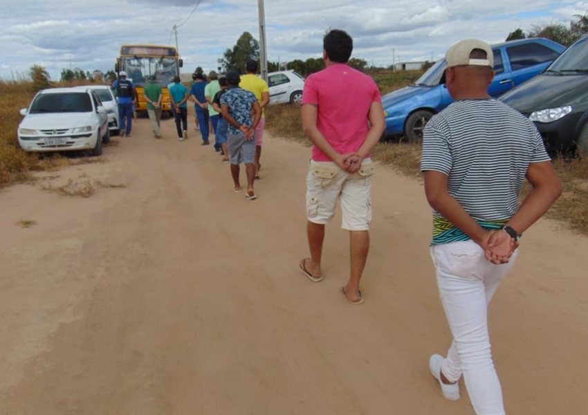 Cerca de 150 pessoas são presas em rinha de galo no oeste da Bahia; 200 aves apreendidas