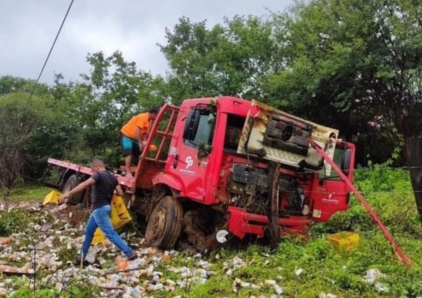Tremedal: Caminhão da Itaipava perde freio; motorista e ajudante ficam feridos após colisão