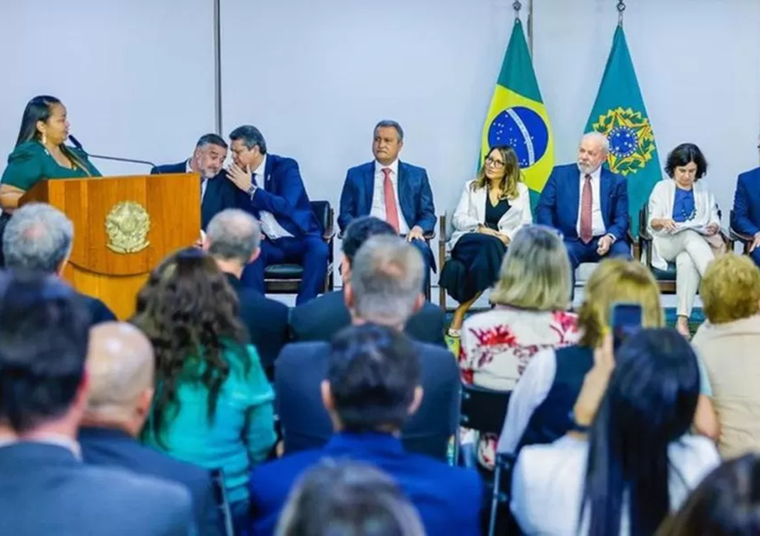 Lula assina projeto de lei que garante verba para piso da enfermagem