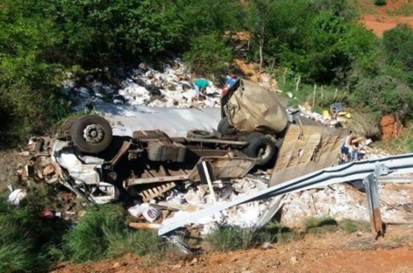 Maracás: Caminhão que seguia para Brumado tomba e mata motorista; passageira ficou ferida