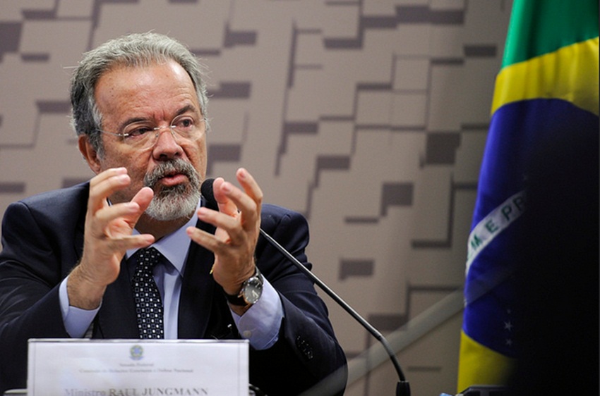 Ministro convoca comandante do Exército para avaliar punição a general sobre intervenção militar
