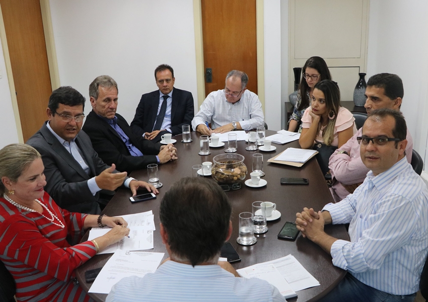 Prefeito de Dom Basílio solicita construção  de quadra poliesportiva no município