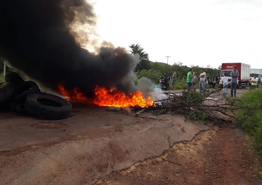 Manifestantes bloqueiam BA-142, trecho entre os municípios de Tanhaçu e Ituaçu, cobrando reconstrução da via