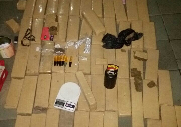Polícia apreende cerca de 85 kg de drogas e armas em paredão com adolescentes