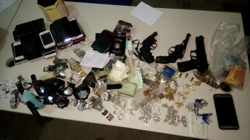 Polícia apreende cerca de 85 kg de drogas e armas em paredão com adolescentes