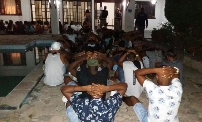 Polícia apreende cerca de 85 kg de drogas e armas em paredão com adolescentes