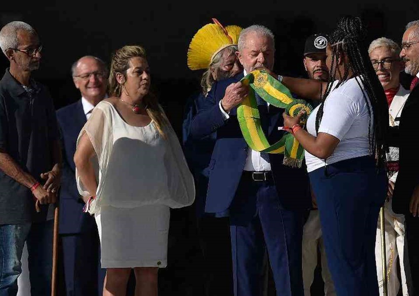 Em ato simbólico, Lula recebe faixa presidencial das 'mãos do povo'