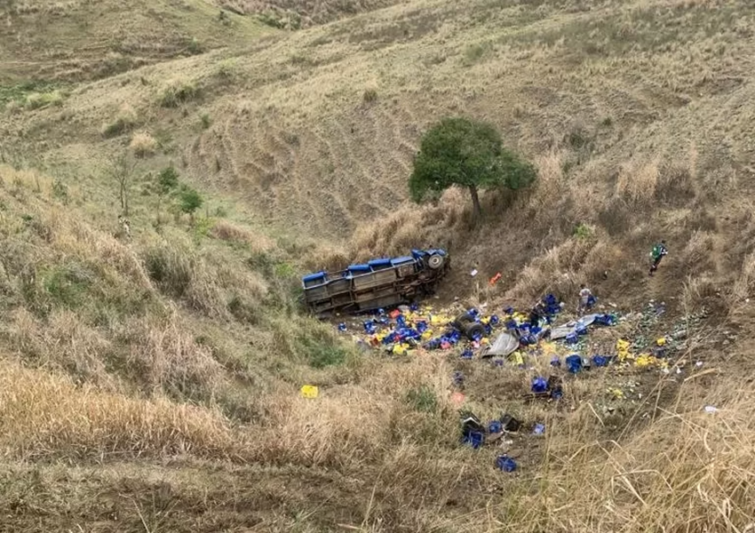 Caminhão de bebidas cai em ribanceira na Serra do Marçal