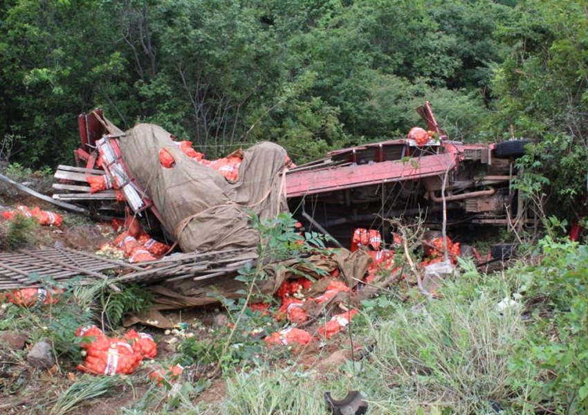 BA-148: Caminhão cai em ribanceira após apresentar falhas mecânicas; motorista saiu ileso
