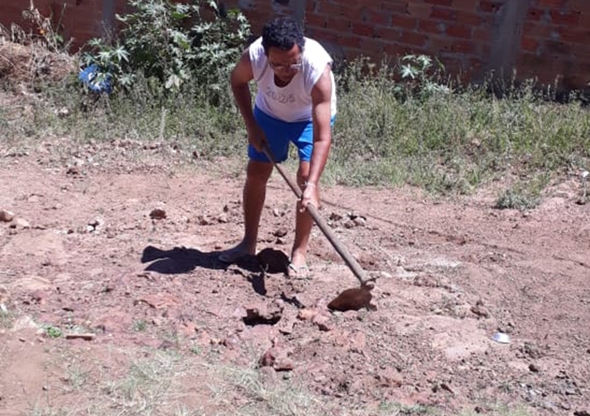 Cansado de esperar, morador faz capina em distrito de Rio de Contas