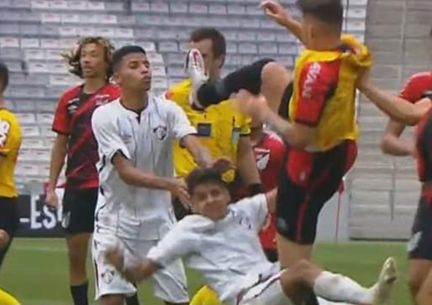 Livramentense é atingido por voadora na partida da final do Brasileiro Sub-17