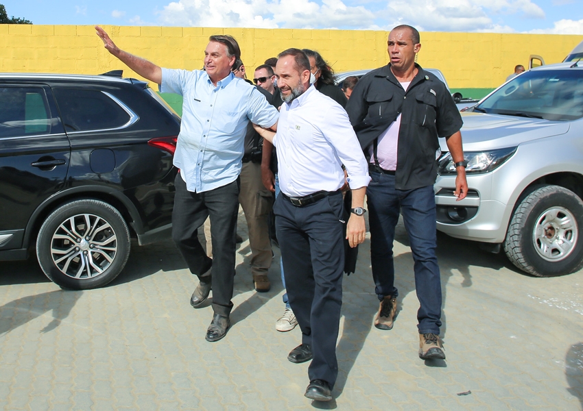 Bolsonaro volta atrás sobre uso de máscara: 'quem decide é governador e prefeito'