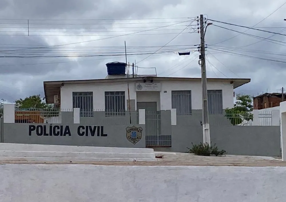 Jovem de 20 anos é encontrado morto em frente à residência em Tanhaçu