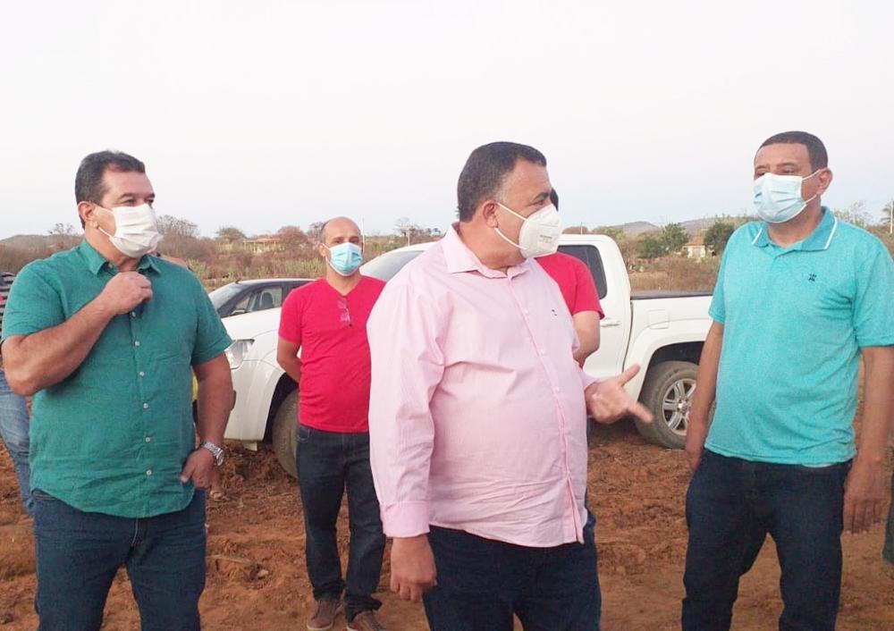 Comitiva formada por prefeito, vereadores e deputados visitam lagoa na comunidade peri-peri