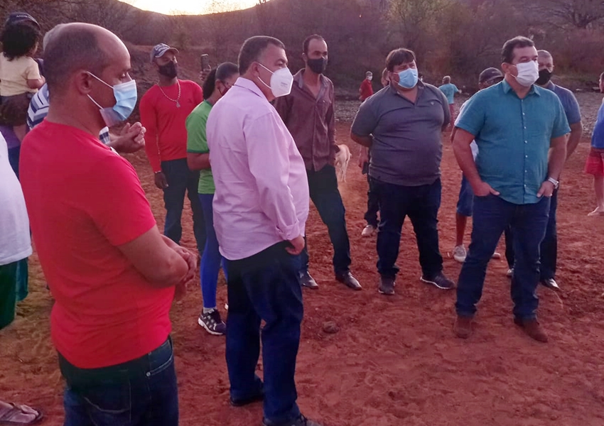 Comitiva formada por prefeito, vereadores e deputados visitam lagoa na comunidade peri-peri