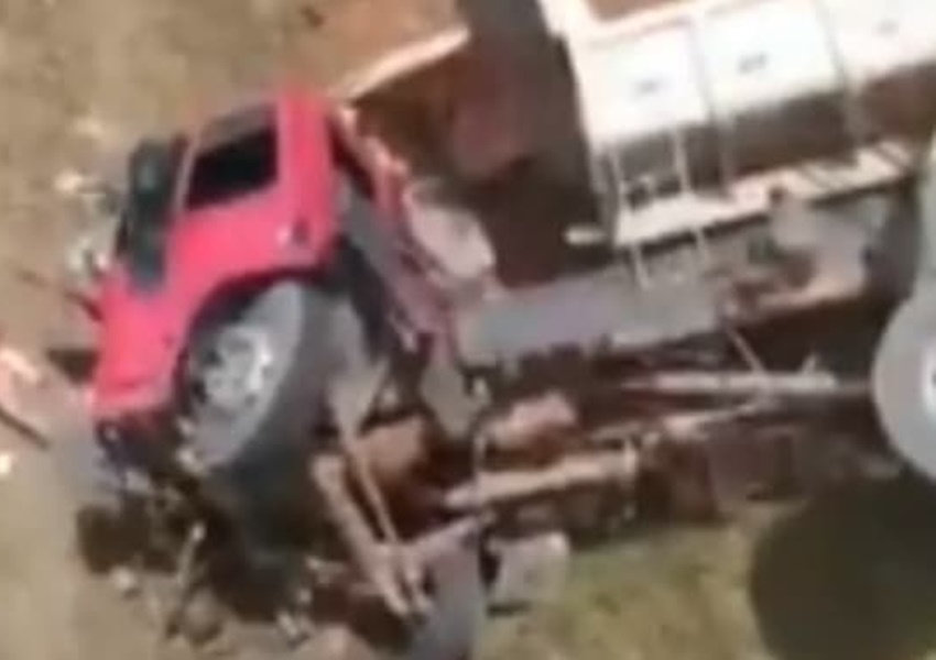 Simões Filho: Carreta fica destruída após cair de viaduto; motorista teve ferimentos leves