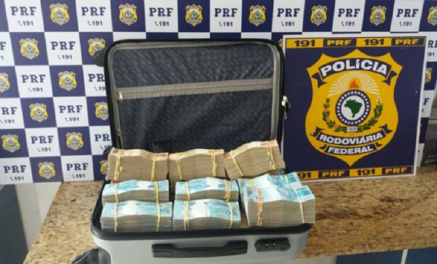 PRF apreende R$ 700 mil em dinheiro com passageiro de ônibus na BR-116, em Vitória da Conquista