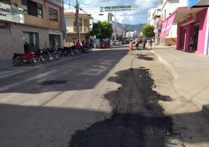 Prefeitura municipal realiza operação tapa-buracos em Livramento